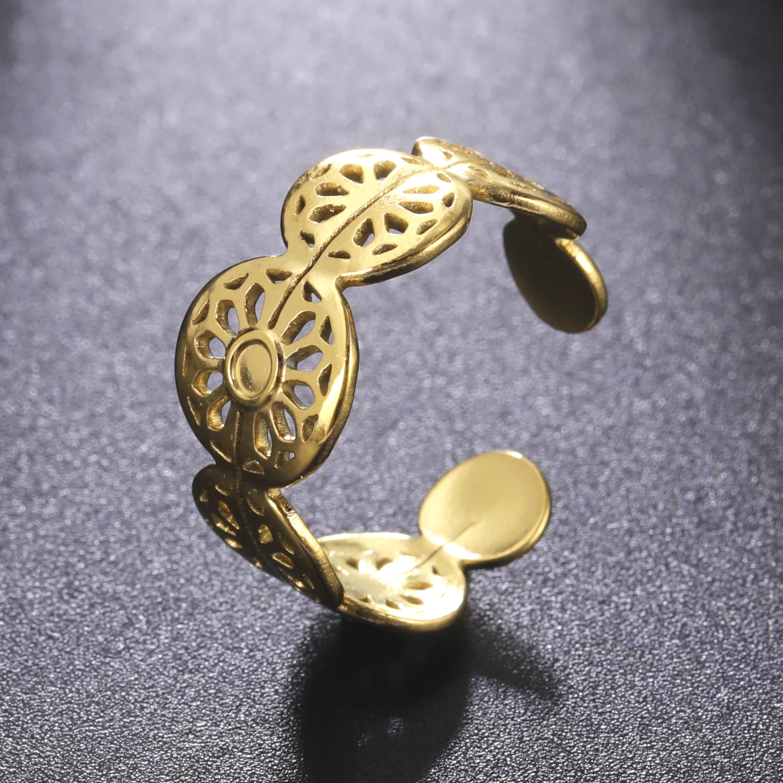 

Skyrim Three Ball Pagoda Box Lock Buckle Clover Round Card Flower Pattern Hollow Stainless Steel Ring Women's Fashion Jewelry