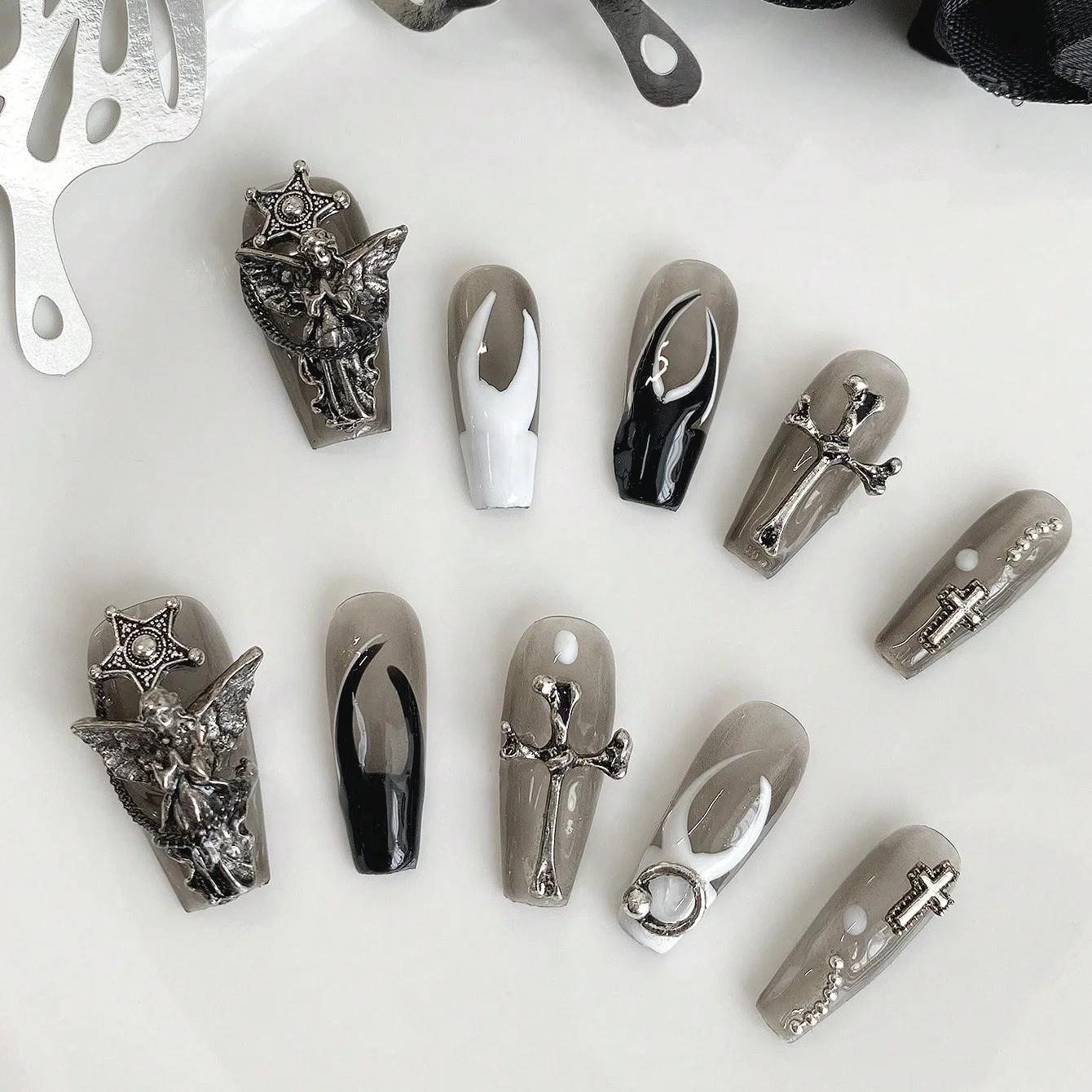 10 pièces d'ongles en forme de cercueil faits à la main, beaux faux ongles, nail art d'ange noir et blanc d'halloween, adaptés aux femmes à utiliser