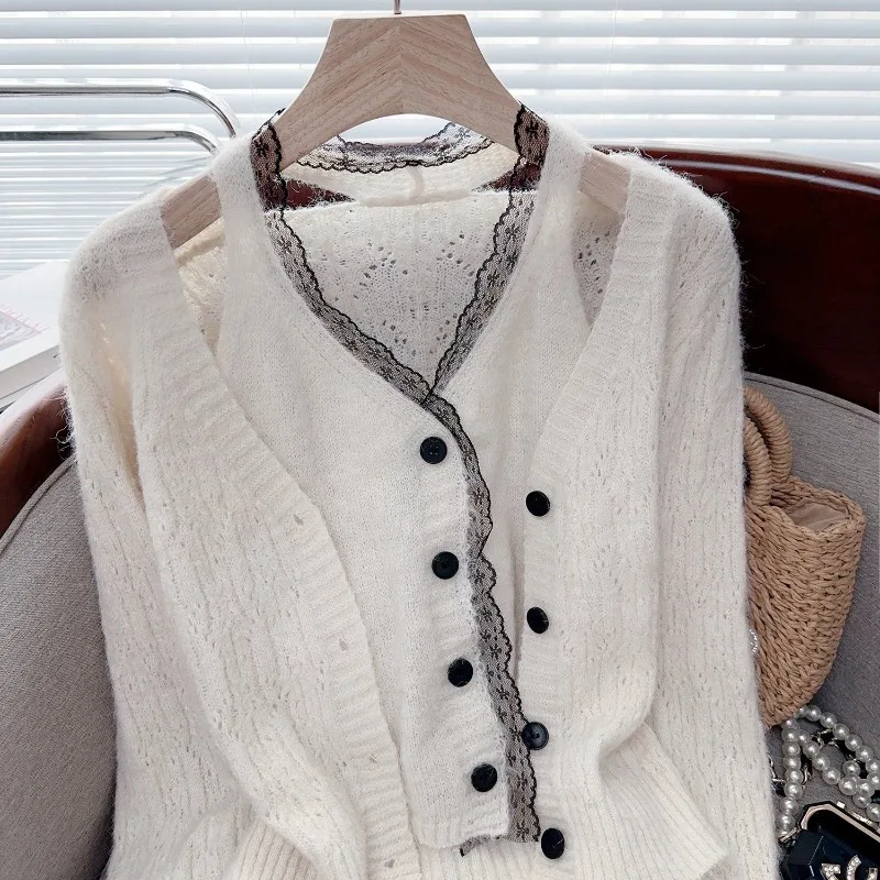 Un elegante e confortevole set di maglioni cuciti in pizzo con design finto in due pezzi Nuovo maglione lavorato a maglia primaverile autunnale e un top di nicchia