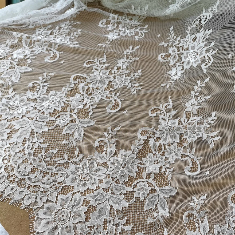 Abito da sposa sottile in tessuto di pizzo Chantilly fiore lucido bianco sporco 1 pz = 1.5 x3meter