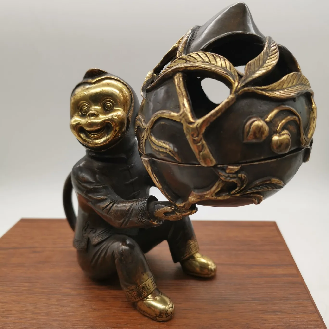 China Bronze brass Gilding Monkey holds peach Incense burner Braided pattern Metal crafts home Decoration ornaments