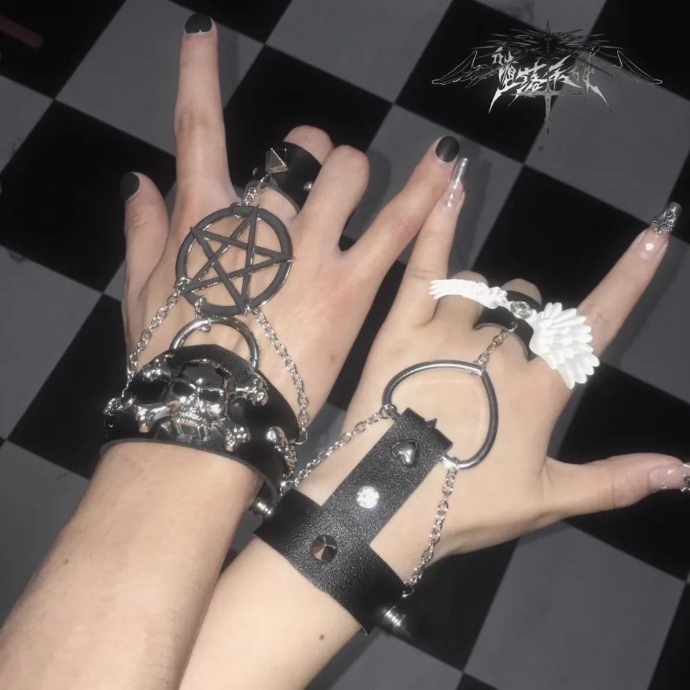 Sottocultura originale Rivetti in metallo scuro Pentagramma Bracciale con teschio punk Catena posteriore per ragazze Indossano con camicie Pelle a maniche lunghe ampia
