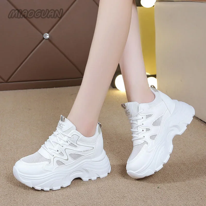 Sapatos esportivos de plataforma para mulheres, tênis de malha casual branco, tênis respirável, aumento de altura, renda, primavera, outono