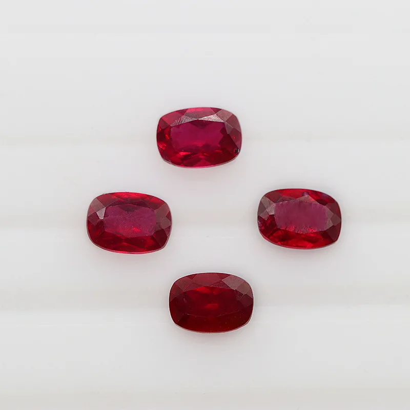 Hübscher rechteckiger, kissenförmiger Rubin in der Größe 12 x 16 mm, Farbe „Taubenblut“, für Schmuckanhänger, zum Basteln von Schmuckstücken, zur Sammlung oder zum Einsetzen als Edelstein. – Detail 5