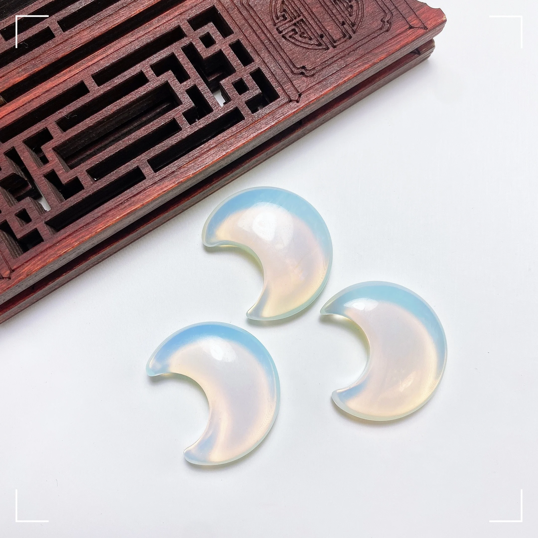 30mm Crystal Carved Moon Gemstones Natural Quartz Stone Mineral Crystal Quartz Chakra Crystal Healing Home Decor Aquarium Gift