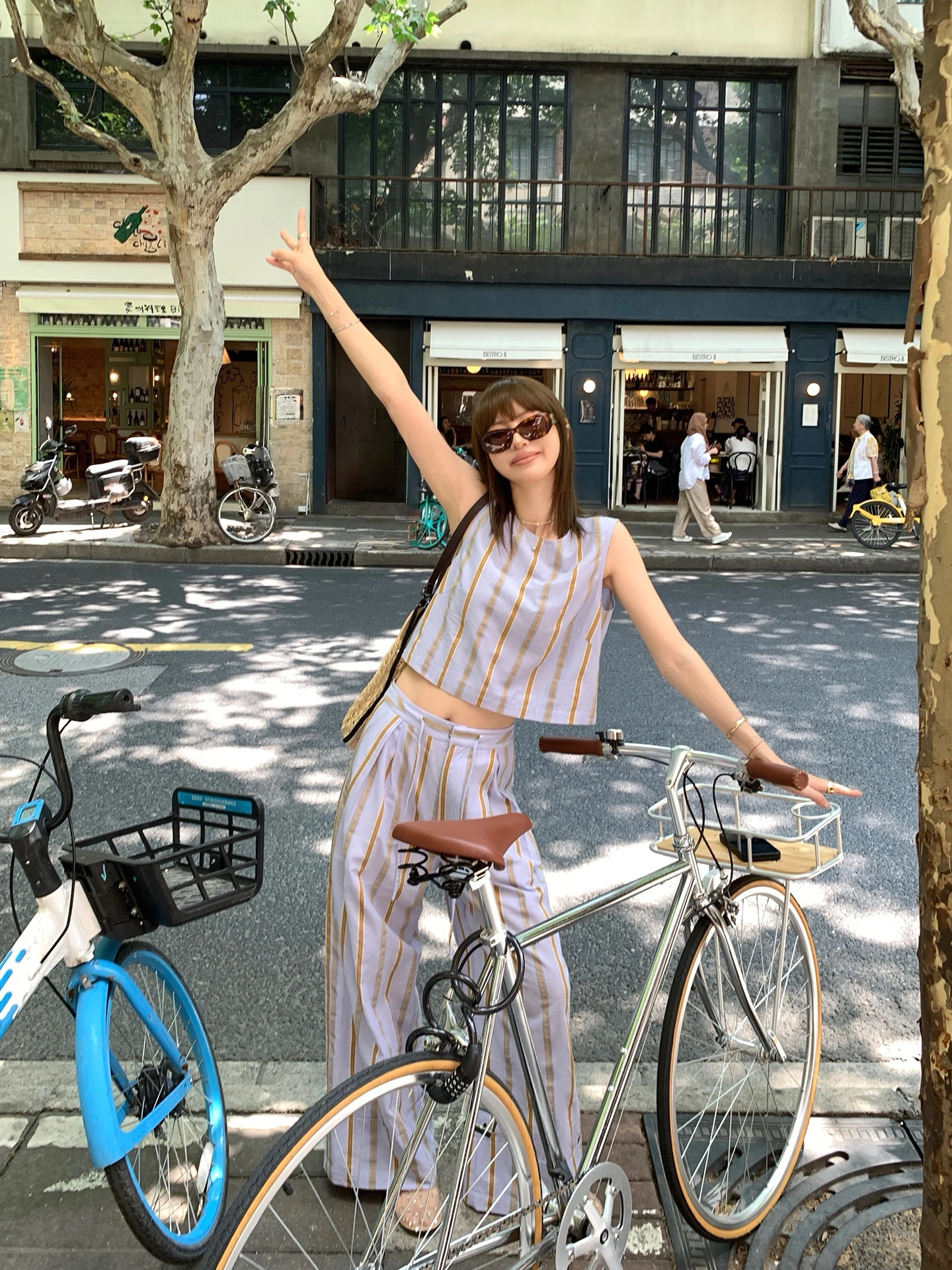 

Комплект из хлопковых полосатых брюк свободного кроя и жилета с круглым вырезом и длинными рукавами в стиле Sunset Color Blo от Sydney Sunset Color, модный летний наряд