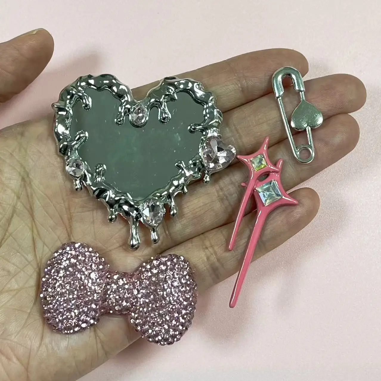 

Creative Pink Rhinestone Water Fluid Droplet Heart Mirror Full Diamond Bow Tie Connected Star Heart Pin Junk Phone Case Charm