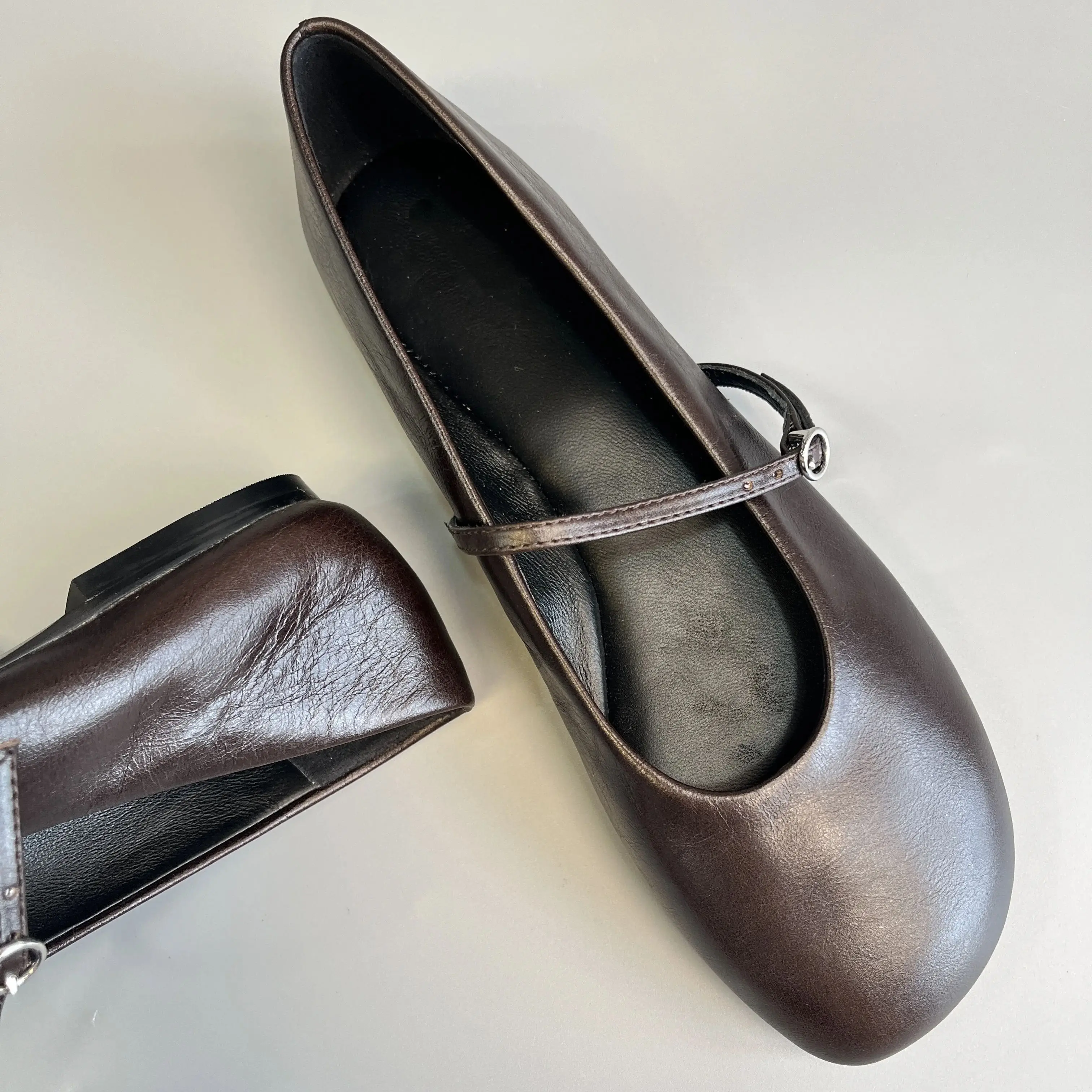 حذاء ماري جين نسائي من جلد البقر مع مصائد بإبزيم، حذاء مسطح ناعم ومريح للاستخدام الخارجي، حذاء يومي متعدد الاستخدامات كاجوال ممتاز