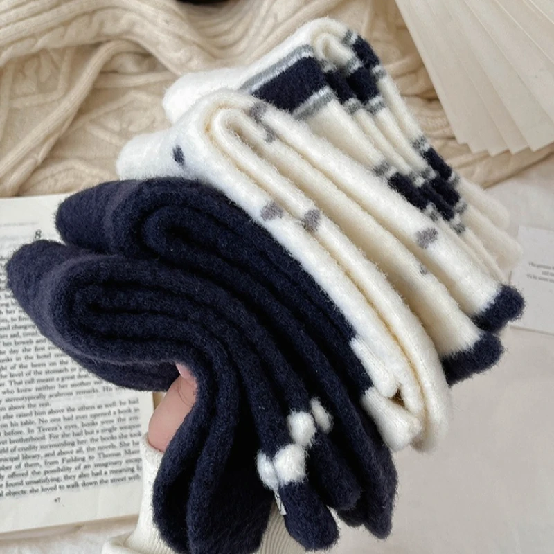 1/5 أزواج من الجوارب النسائية الدافئة السميكة والبسيطة والمريحة متوسطة الطول لخريف وشتاء، جوارب كاجوال لطيفة ومتعددة الاستخدامات
