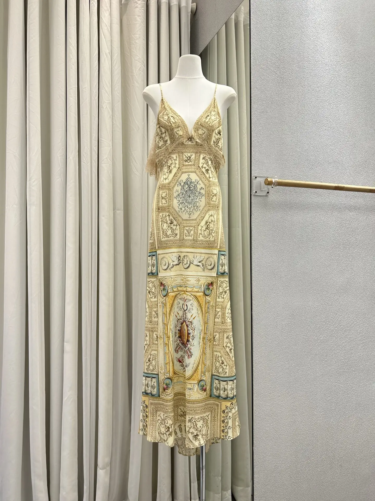 Retro Bedrucktes Damen Seiden-Trägerkleid mit Netzstoffeinsatz Rückenfreier V-Ausschnitt Ärmellos Hochgeschnitten Modisches Damen Maxikleid