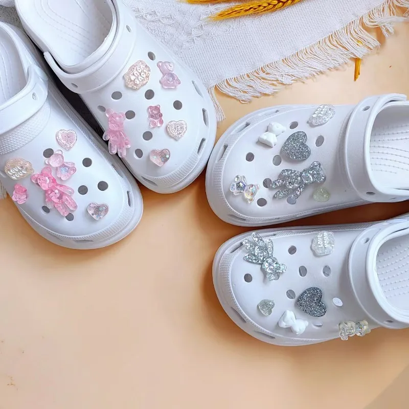 รองเท้า Charm สําหรับ Crocs DIY Glitter Love Bear ความแปลกใหม่น่ารักรองเท้าอุปกรณ์ตกแต่ง Charms สําหรับ Clogs Bogg กระเป๋าสไลด์รองเท้าแตะ