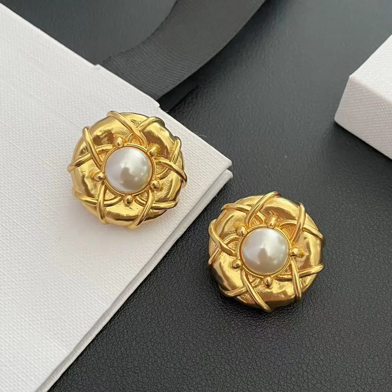 Niche design French retro pearl ear clips, light luxury high sense trend temperament versatile Internet celebrity earrings earri