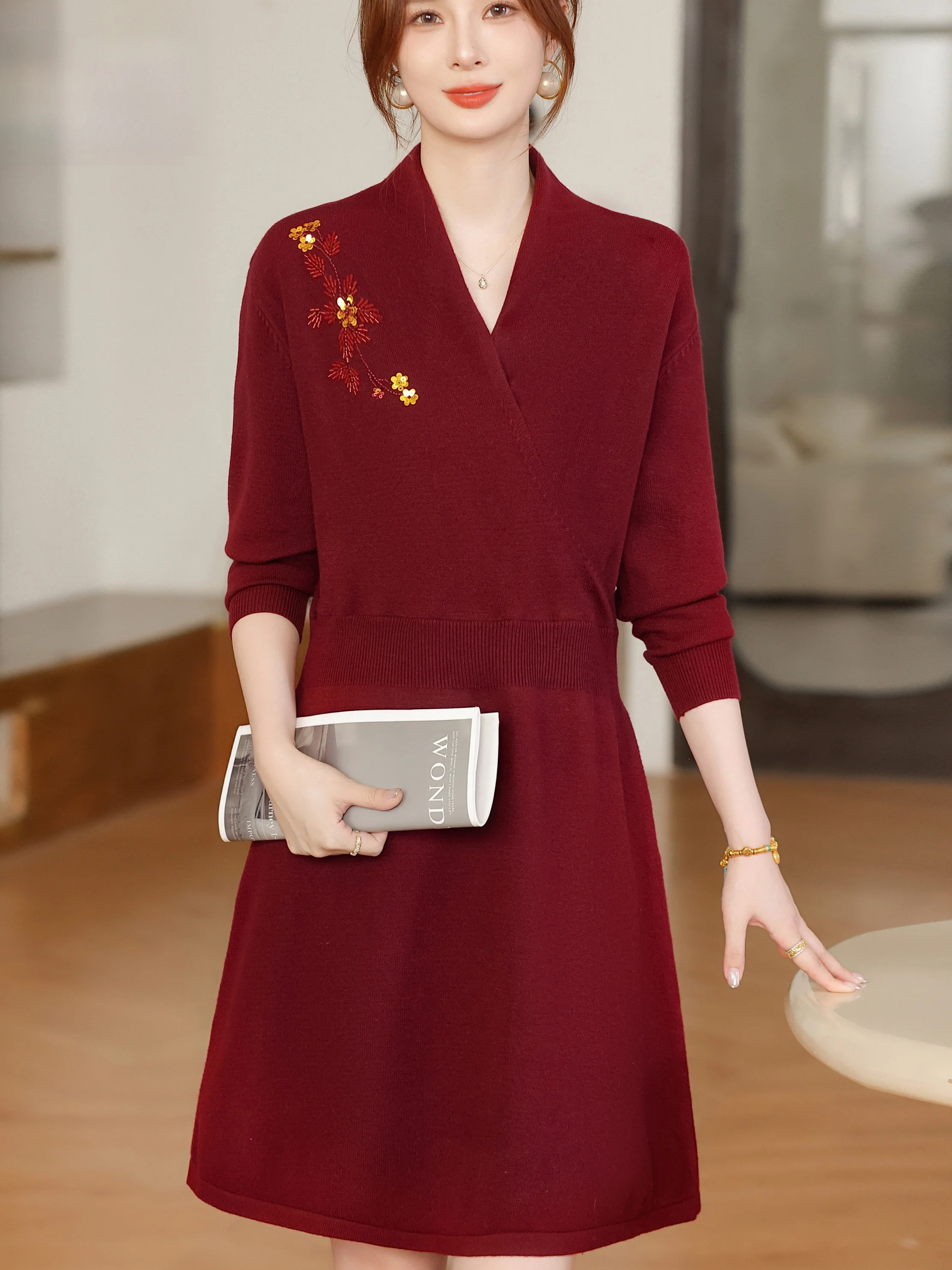 

Осенне-зимнее китайское платье с вышивкой и v-образным вырезом средней длины для женщин среднего возраста и ли Ele Aosphere