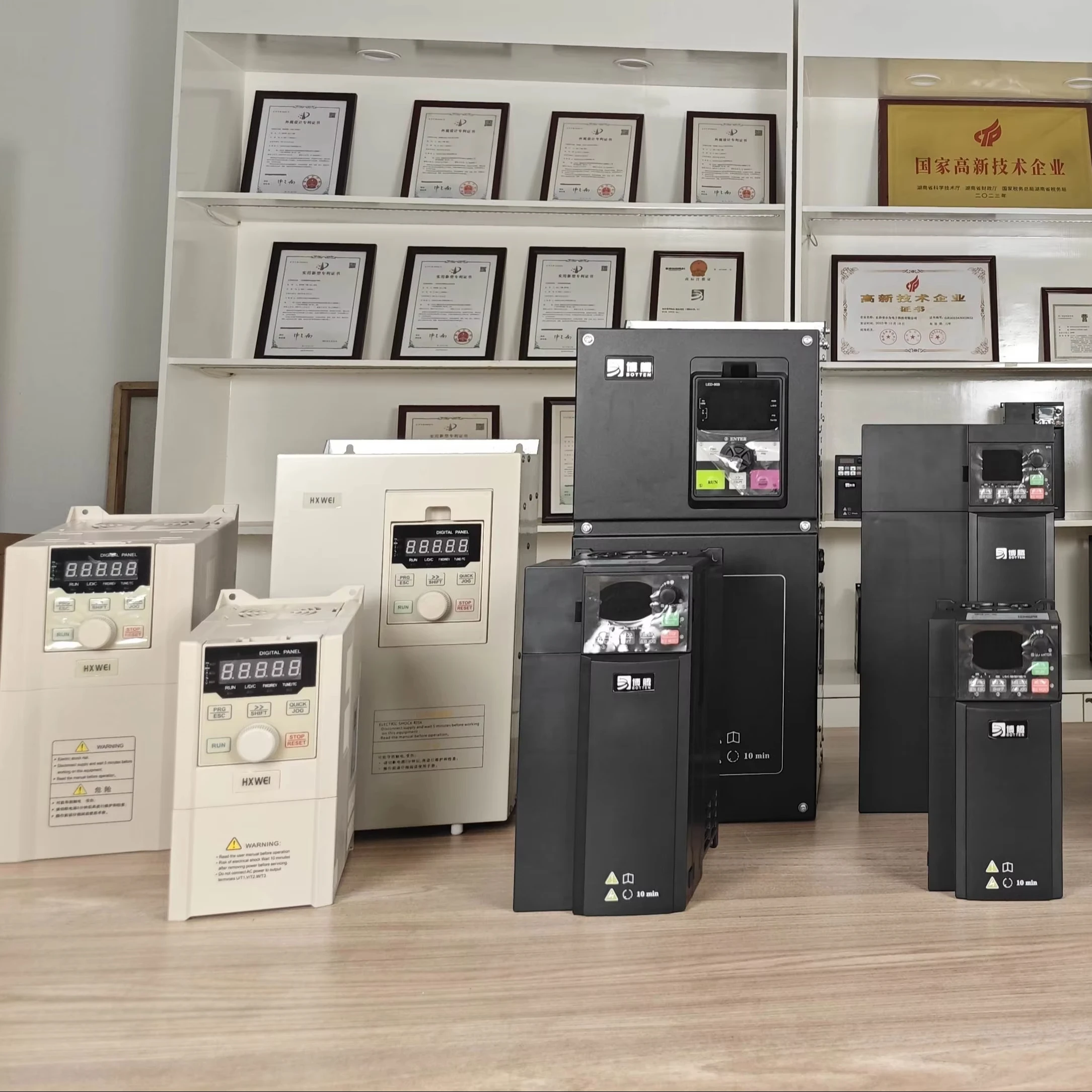 Dispositivo di controllo della frequenza del regolatore di velocità del motore VFD trifase da 22 kW con design di dissipazione del calore Compressore di tensione nominale 380 V