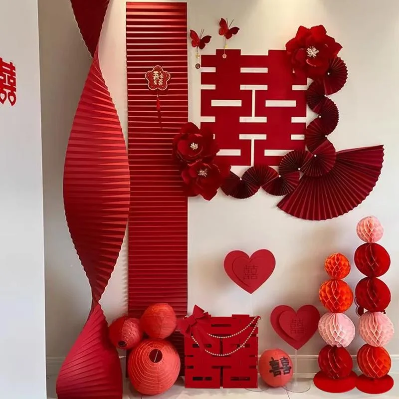 

Набор декораций для свадебной фотосессии: настенный декор и простой элитный утренний халат для спальни невесты.