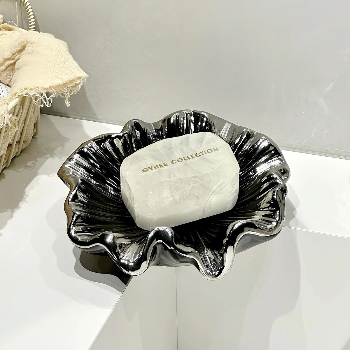 Ceramic Cute Cartoon lotus leaf Shaped Soap Dish Storage Rack Home Bathroom Supplies Creative Light Luxury Drain No Punching 1Pc