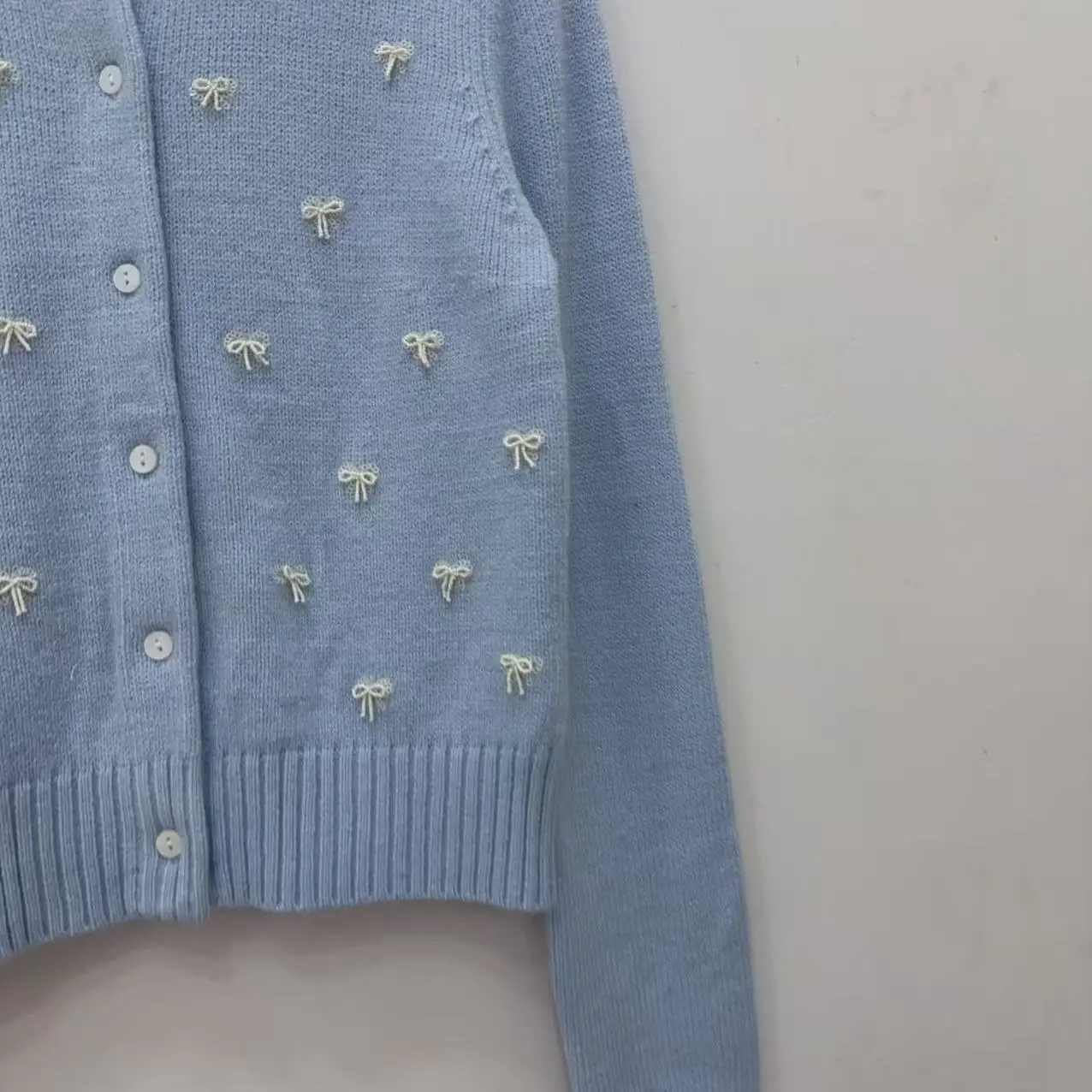 Damski kardigan z długim rękawem na jesień i zimę 2025, dziergany, ozdobiony kokardą i perłami, top damski.