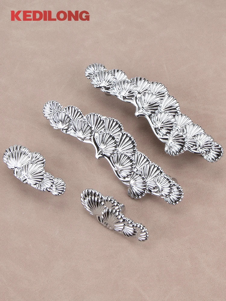 Hardware per mobili KEDLO Maniglia cromata di lusso europea a forma di fiore Maniglia per armadio da cucina Manopola dorata Maniglia per cassetto