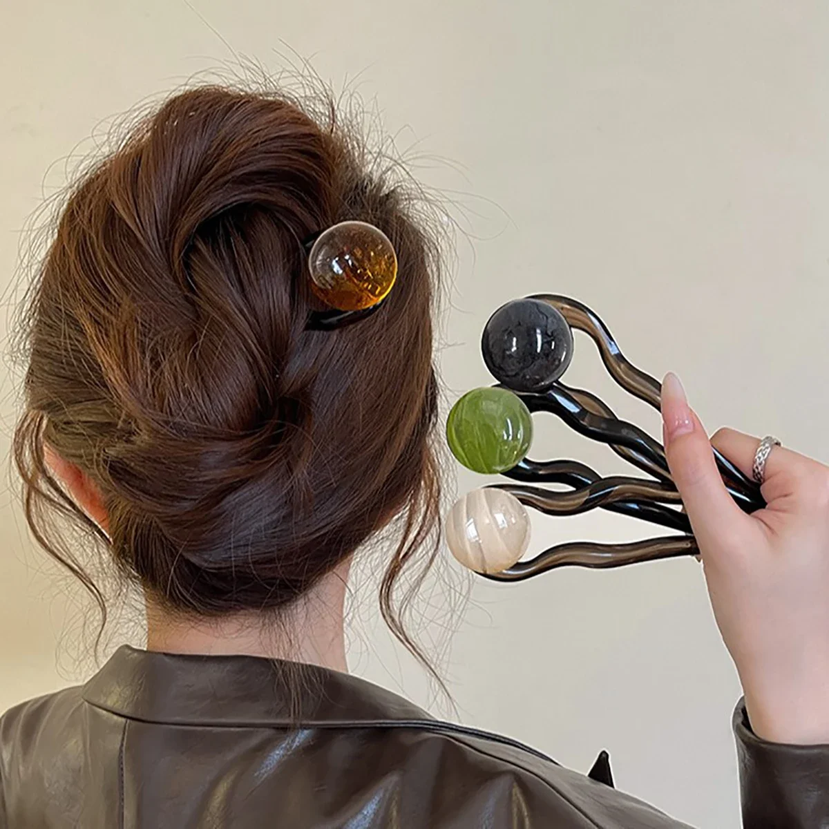 Image of 2/4-teiliges Set Modische Farbige Perlen U-förmige Haarspangen Trendige Geometrische Acryl-Kopfbedeckung für Frauen und Mädchen Haaraccessoires