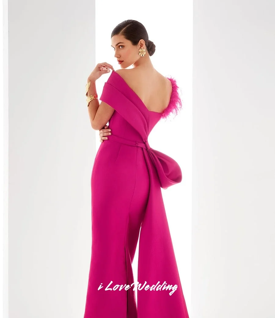 فساتين سهرة فوشيا بكتف واحد 2025 من الساتان فيونكة ريشة حورية البحر طول الشاي سويب تراين مطوي فستان حفلات الزفاف مخصص