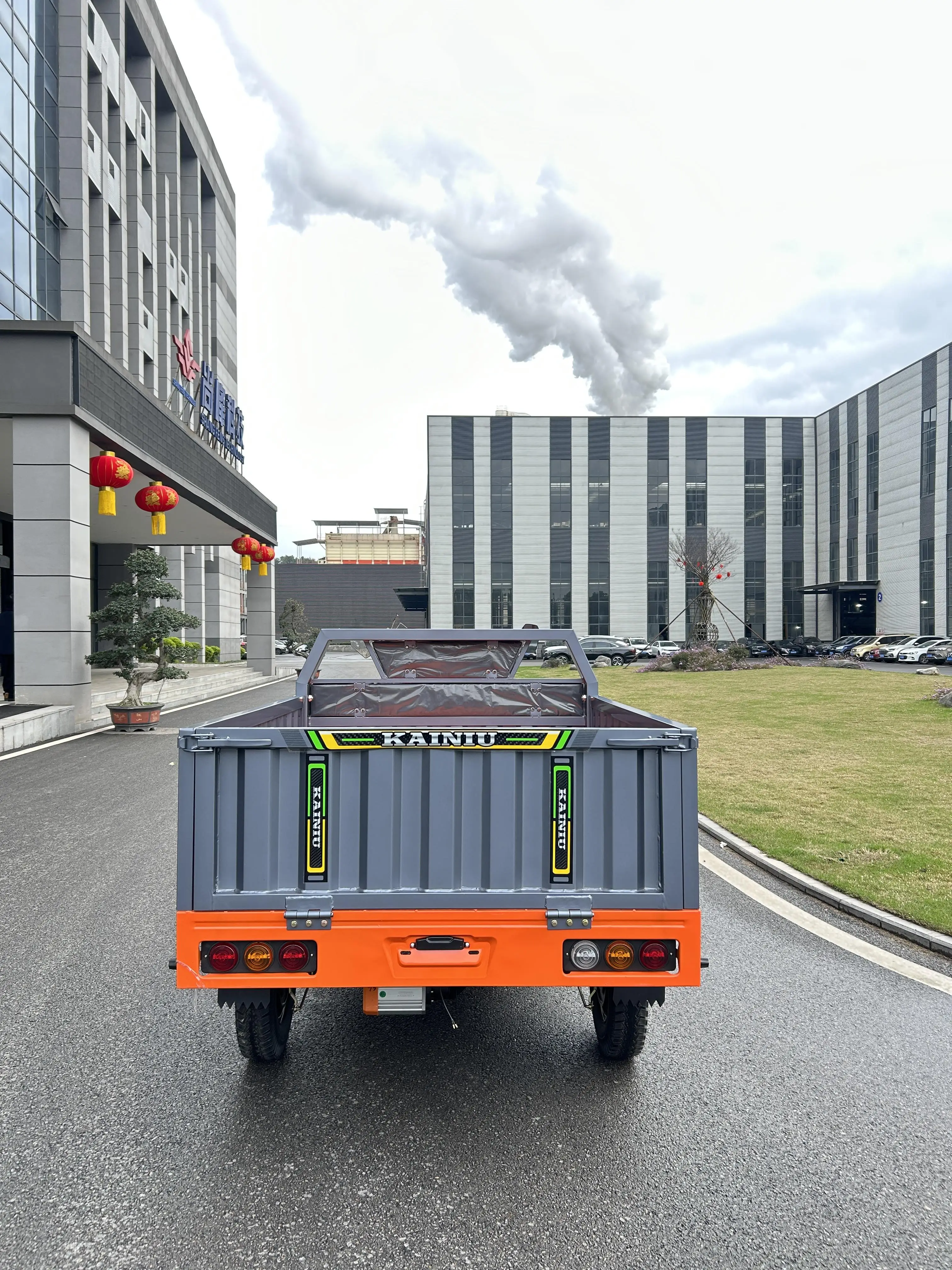 2026 New 1500W Electric Cargo Tricycle Heavy Duty 1000kg Payload 3 Wheel Utility Truck for Adult Farm Warehouse Delivery