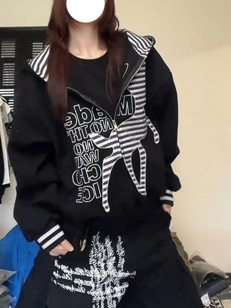 سترة أمريكية عتيقة بأكمام طويلة مع قلنسوة مخططة Y2k ثقافة فرعية سترة نسائية غير رسمية ضيقة لخريف 2025