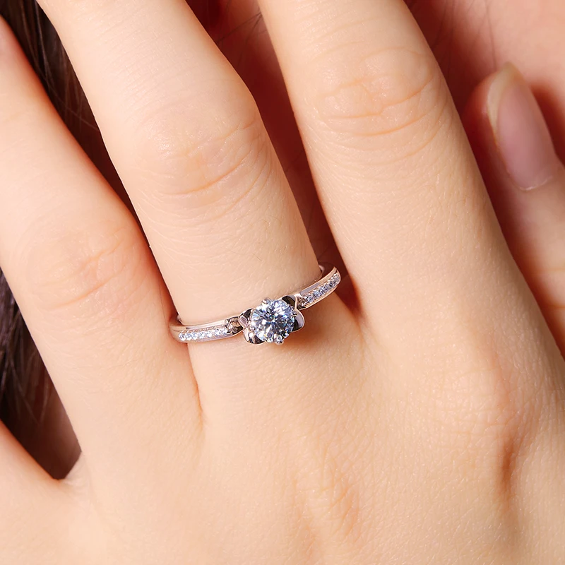 

The bride's bouquet design features a 0.5-carat laboratory-grown diamond wedding and engagement ring, with a 925 silver-plated p