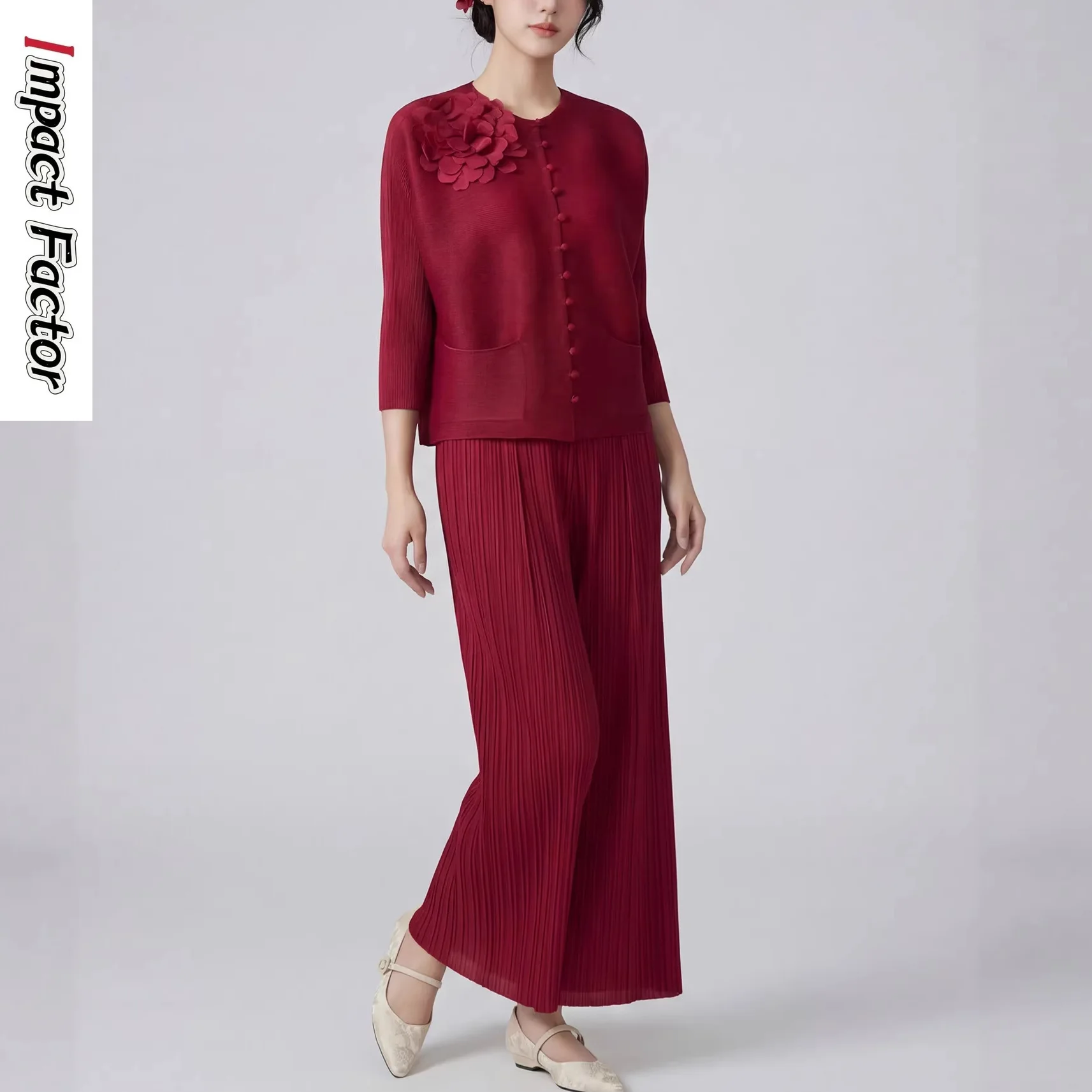 

Элегантный ретро-комплект Miyake: топ-рубашка на пуговицах и брюки палаццо в национальном стиле. Новый китайский костюм для женщин.