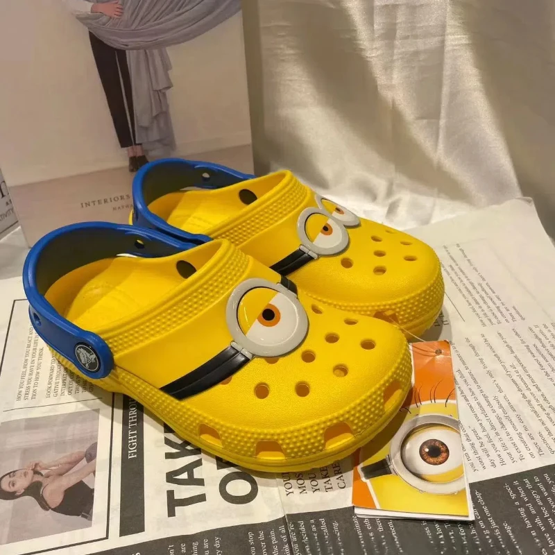 Orijinal Crocs x Minions Kawaii Karikatür Sevimli Kız Erkek Sandalet Çocuk Terlik Delik Ayakkabı Kaymaz Plaj Ev Ayakkabıları Hediye