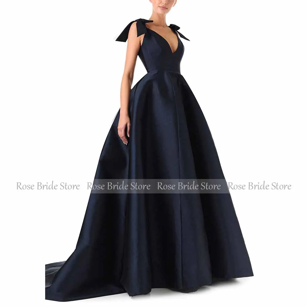 الأزرق الداكن فساتين لحضور الحفلات الموسيقية للنساء السباغيتي الأشرطة الانحناء فساتين حفلات أنيقة طويلة الخامس الرقبة ألف خط بلا أكمام ثوب مسائي رسمي