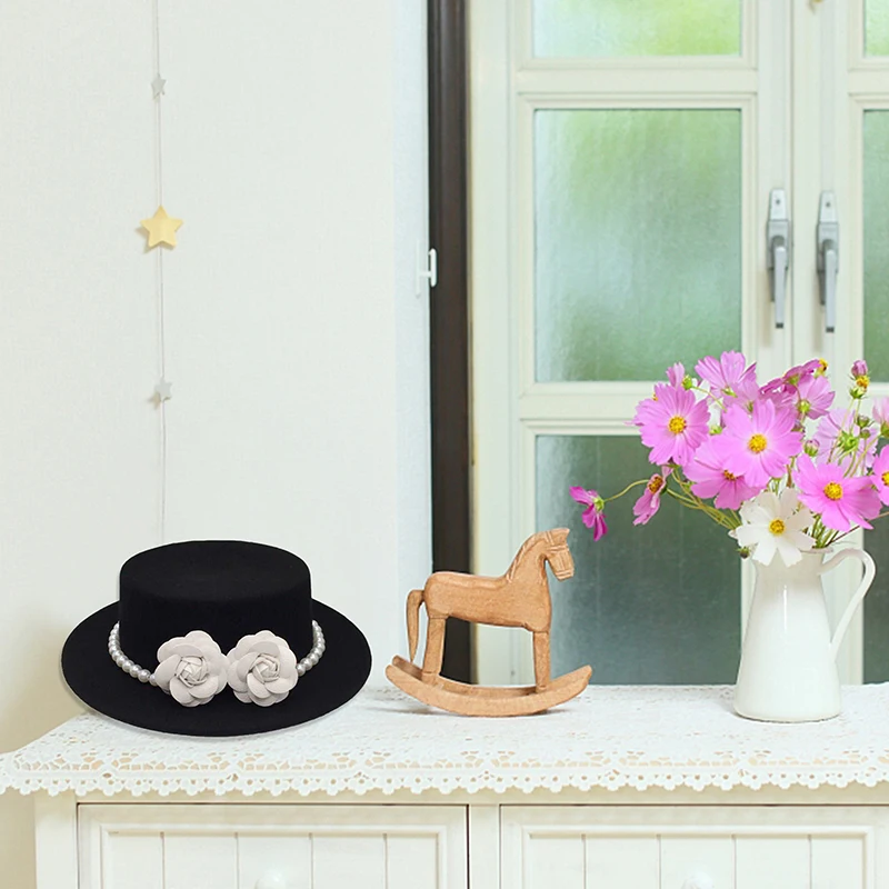 Wełniany kapelusz Fedora w stylu vintage z elegancką perłową ozdobą i szerokim rondem, idealny na kościelną derby lub każdą specjalną okazję