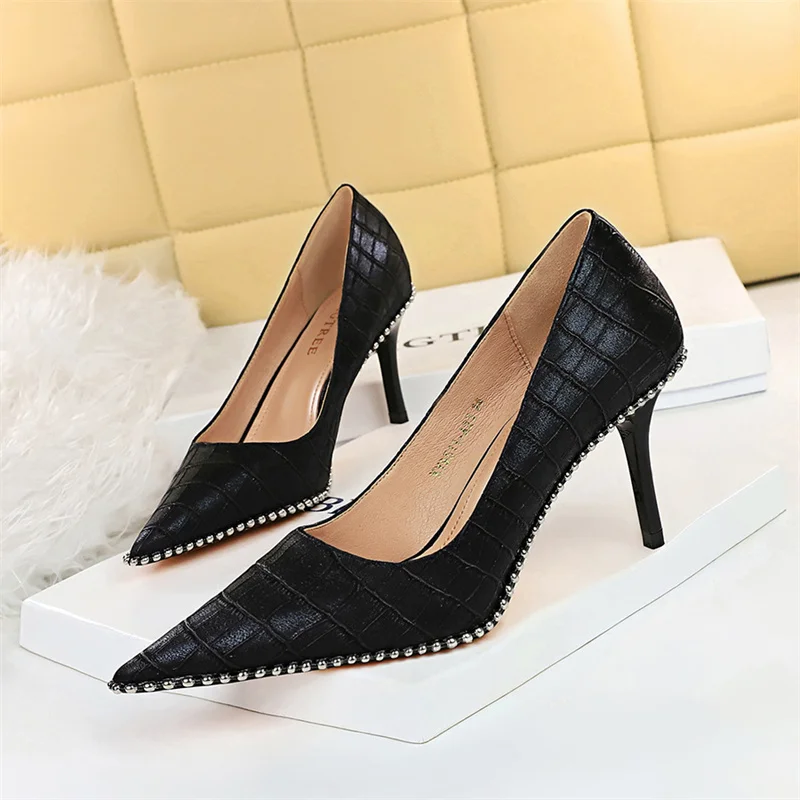 

Women's Retro Fashion Pumps Thin High Heels Dress Wedding Rivet Shallow Mouth Pointed Toe PU Leather Basic Black Shoes