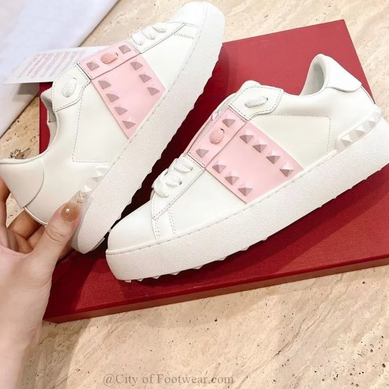 2024 Summer New in Women\'s Rockstud Flats Leather Sneakers Lace up Mixed Colors Soft Luxury Designer Sports Shoes