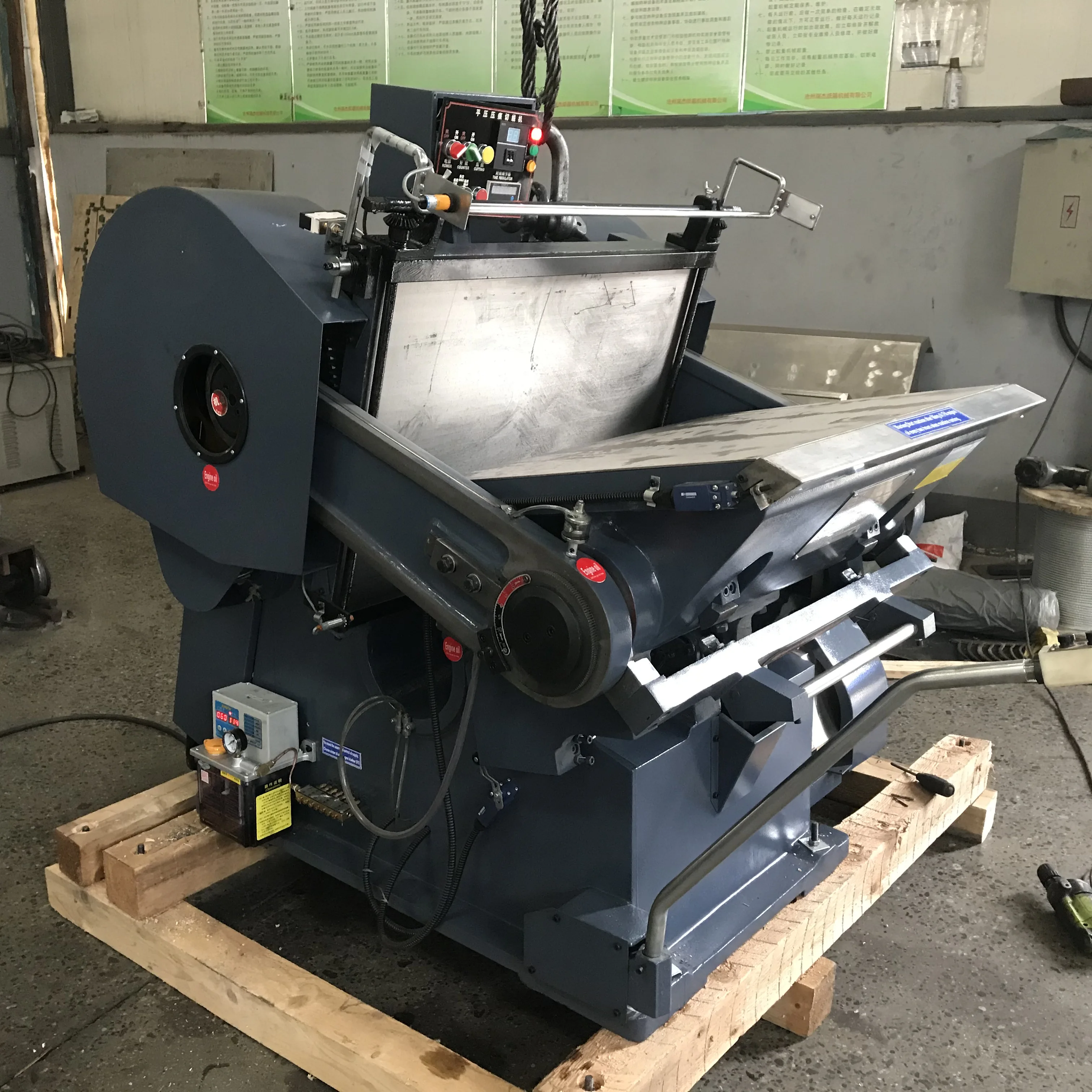 Máquina manual de corte e vinco de papel