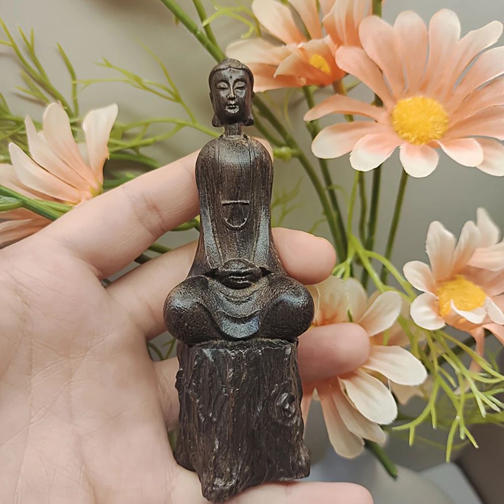 Minimalist Wood-Carved Buddha Statue Ornament, Kneeling Posture, Natural Wood Grain Texture, Suitable for Both Entryway and Study Room, a Carrier of Modern Minimalist Aesthetics for Contemporary Spaces
