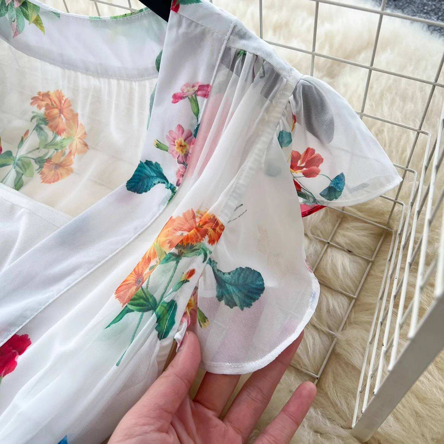 Letnie wakacje Wspaniała sukienka w kwiaty Damska bez rękawów, z falbankami, dekoltem w kształcie litery V, kwiatowym nadrukiem, guzikami, szyfonowa, artystyczna szata Vestidos