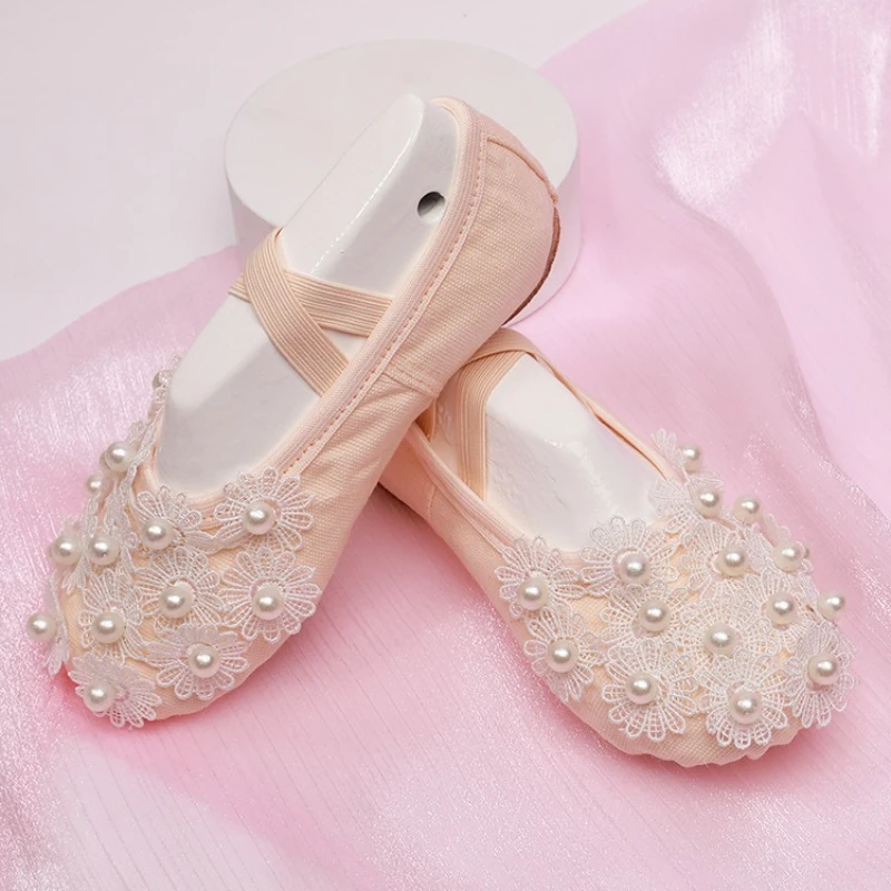 Chaussures de ballet en satin blanc pour dames avec détails en dentelle et perles pour les spectacles de danse