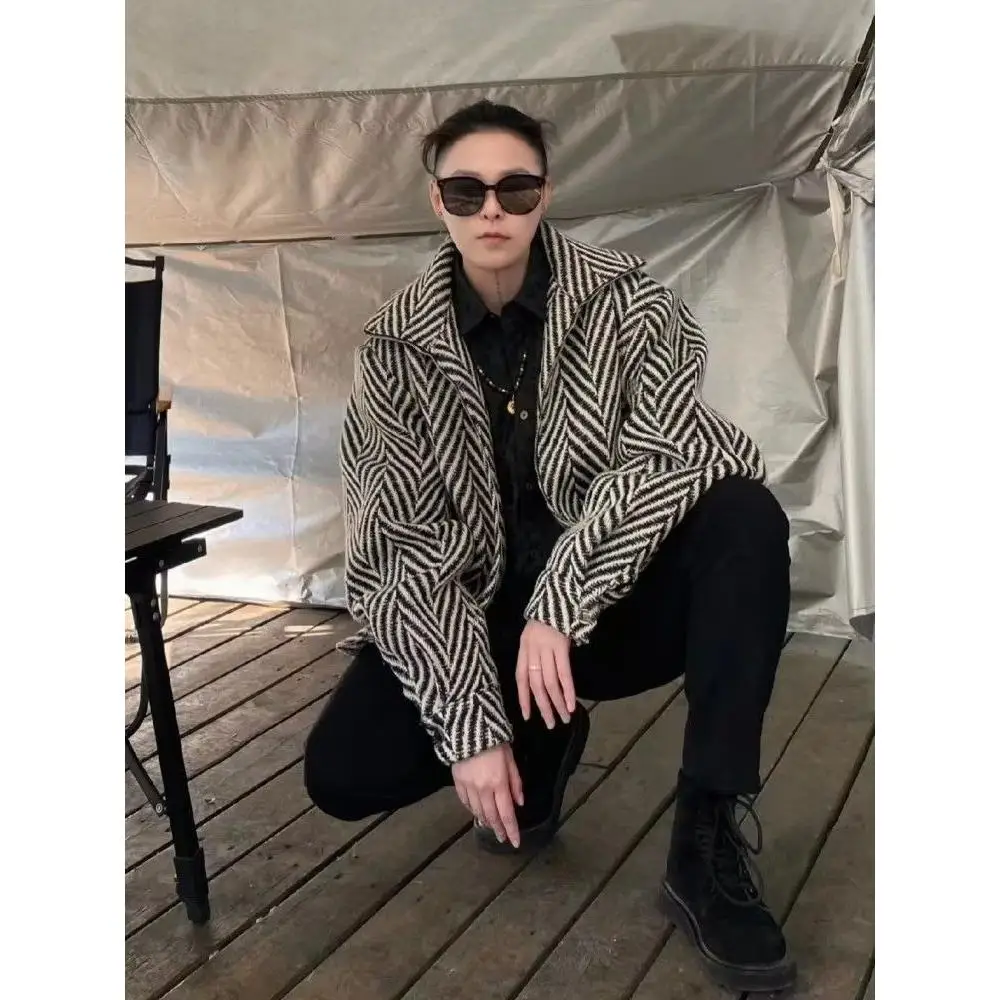 

Autumn 2024 Men's Casual Stripe Texture Pleated Stand Collar Jaet Large Size Versatile Outerwear Polyester Fabric Youth Trend