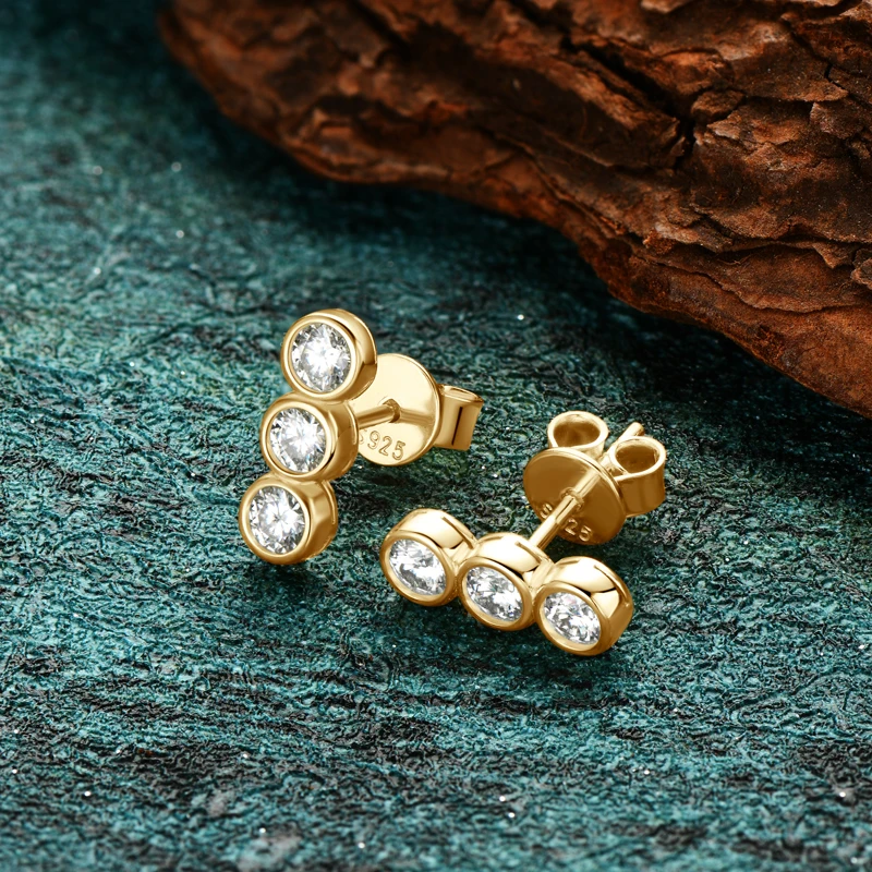 

AINUOSHI Three Stone Moissanite Stud Earrings For Women Girls Bezel Moissanites Earring 925 Sterling Silver Fashion Jewelry Gift