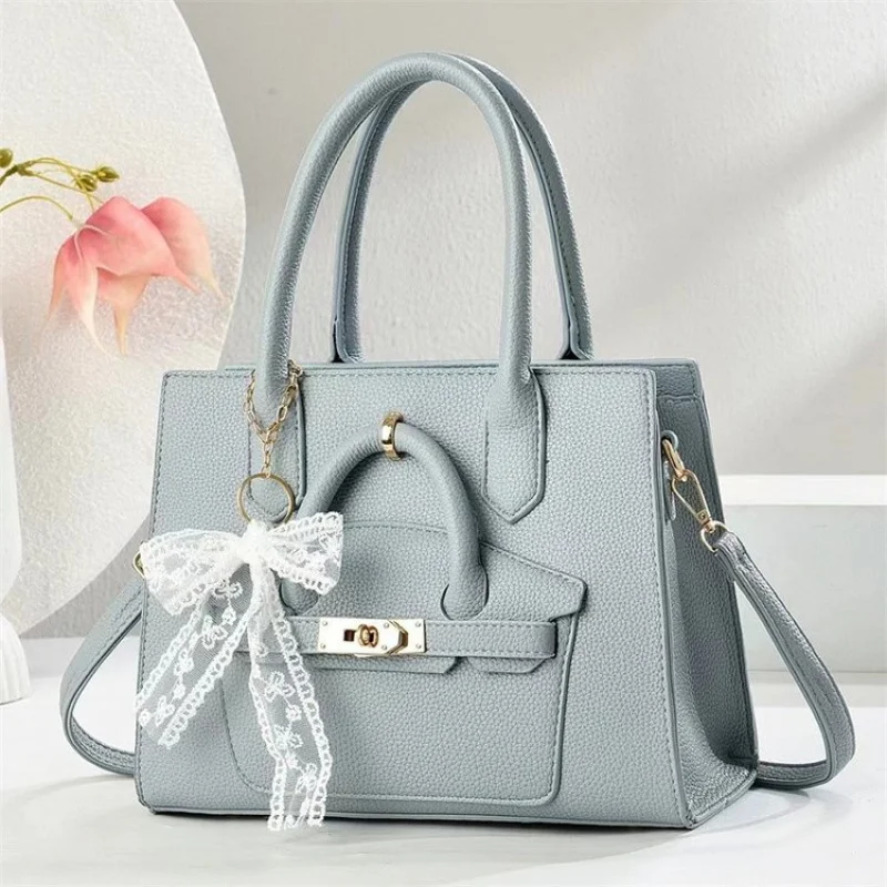 

Высокомодная дизайнерская большая сумка из галькированной кожи с ярким вариантом цвета для выставочного стиля