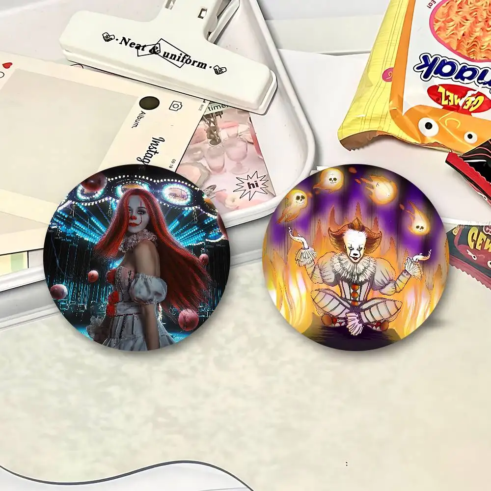 مخيف Pennywise مهرج 58 مللي متر لطيف أنيمي الشكل أيقونة شارة اليدوية صفيح بروش لحقيبة الظهر الملابس الصدر حلية الهدايا