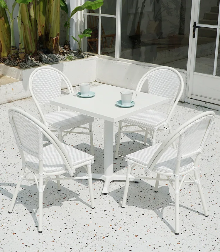 Combinación de mesa y silla blanca de ratán para patio y balcón al aire libre personalizable