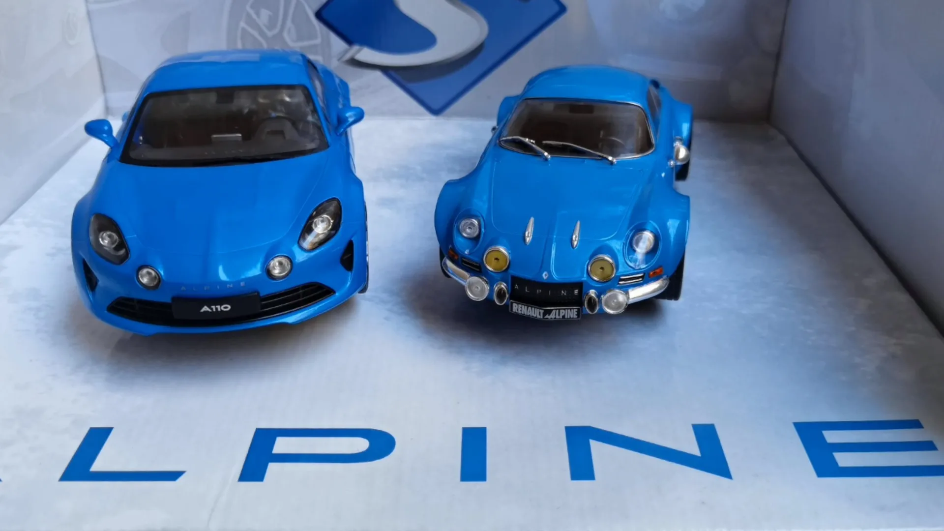 

Diecast SOLIDO 1/18 Scale ALPINE A110 PACK Renault Albino Two-car Package Alloy Car Model Collectible Toy Gift Souvenir Display