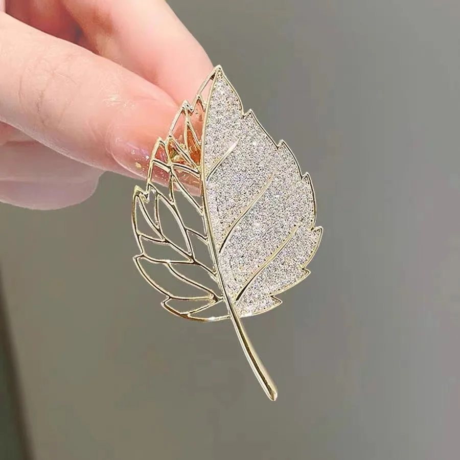 Elegant Gold Color Hollow Rhinestone Leaves Brooch Shiny CZ Women\'s Brooches Metal Pins Party Badge Jewelry Gifts