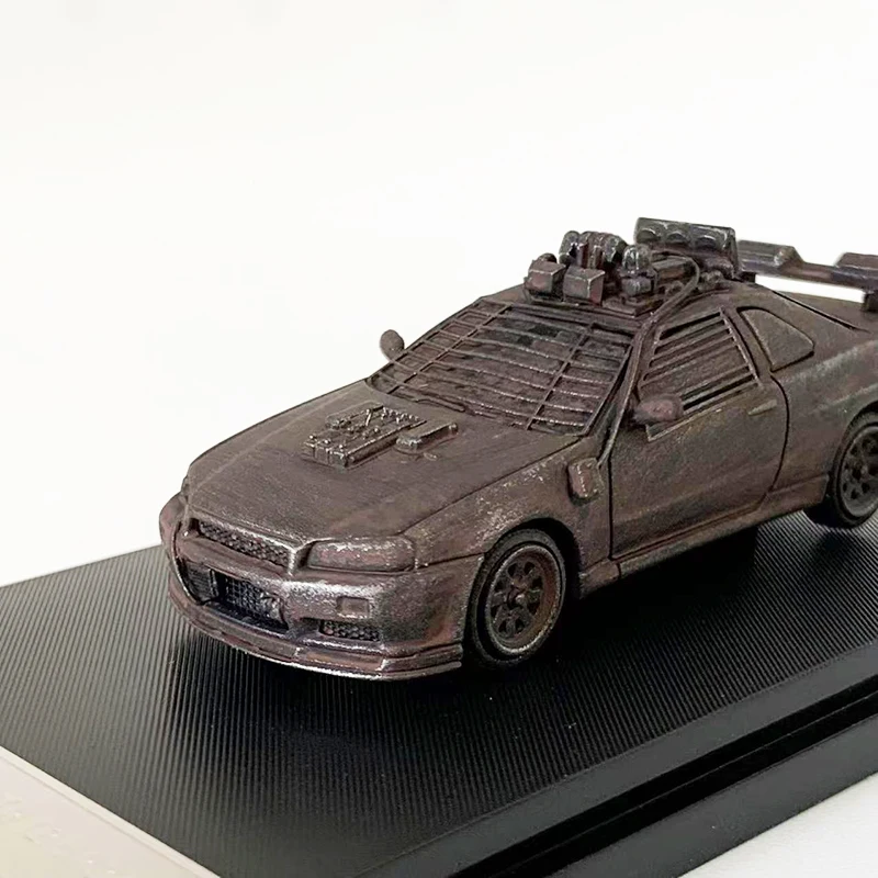 Stance Hunters 1:64 Modello di auto Skyline GT-R R34 V-SPEC-II Mad Max Veicolo stile arrugginito e invecchiato