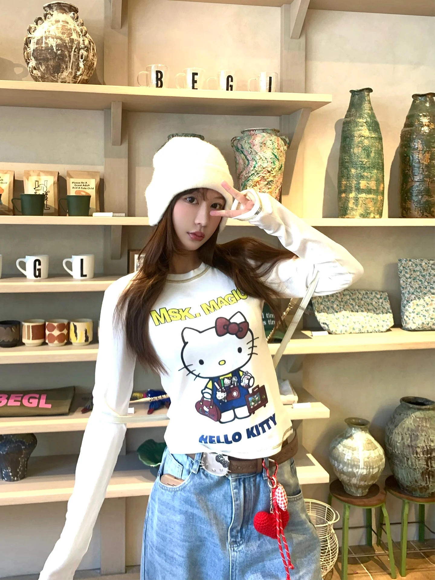 

Белая женская футболка с принтом, длинным рукавом и круглым вырезом, облегающая, приятная к телу, универсальная, повседневная, базовая, стильная.