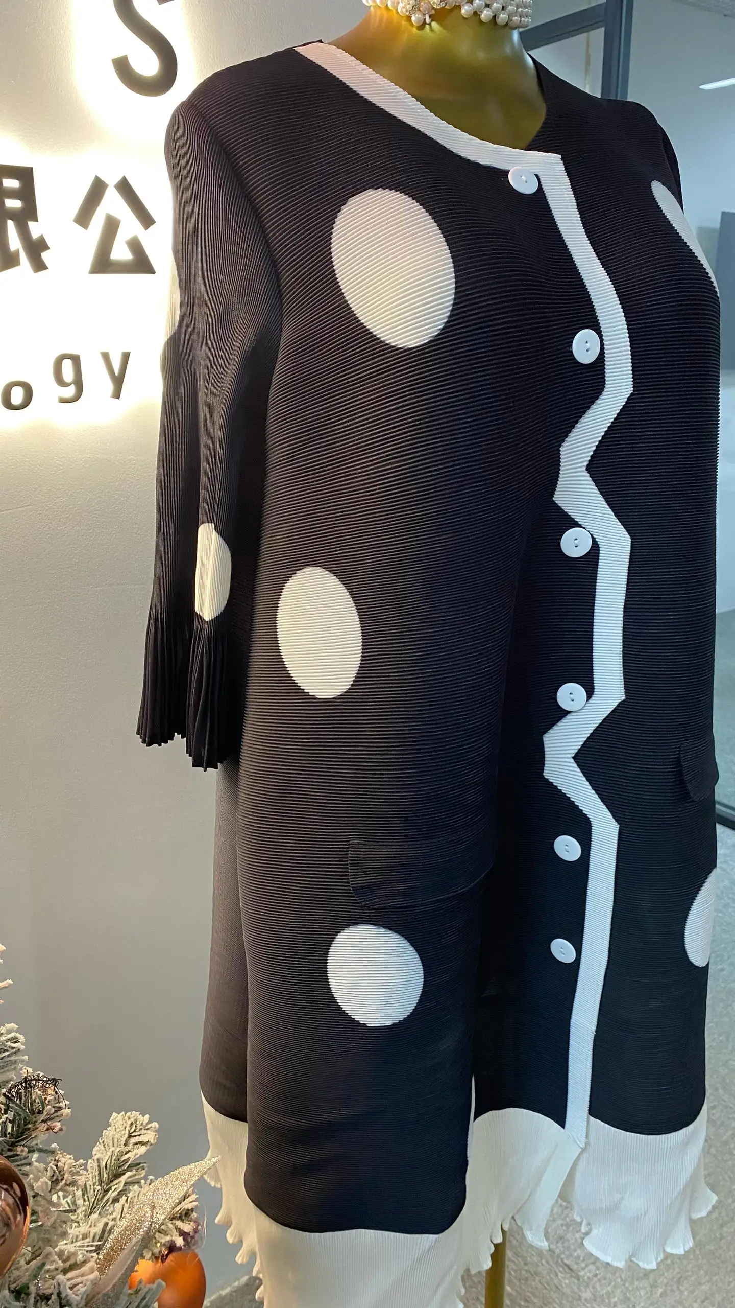 

2025 New Arrival Polka Dot Pleated Print Dress Black and White Oversized Shirt Dress Plus Size Women's Collection-GZKK023