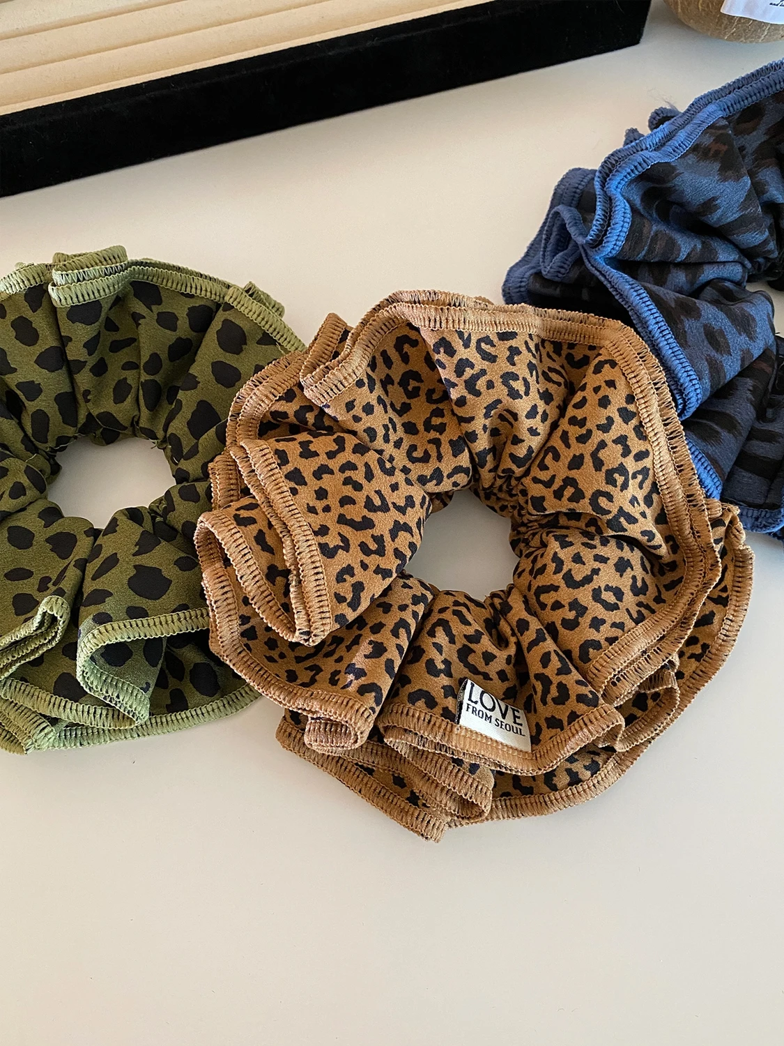 1 Stück stilvoller doppellagiger großer Haargummi mit Leopardenmuster, hochwertiges Haargummi für niedrige Pferdeschwänze und Dutts, vielseitiger Herbst und Winter