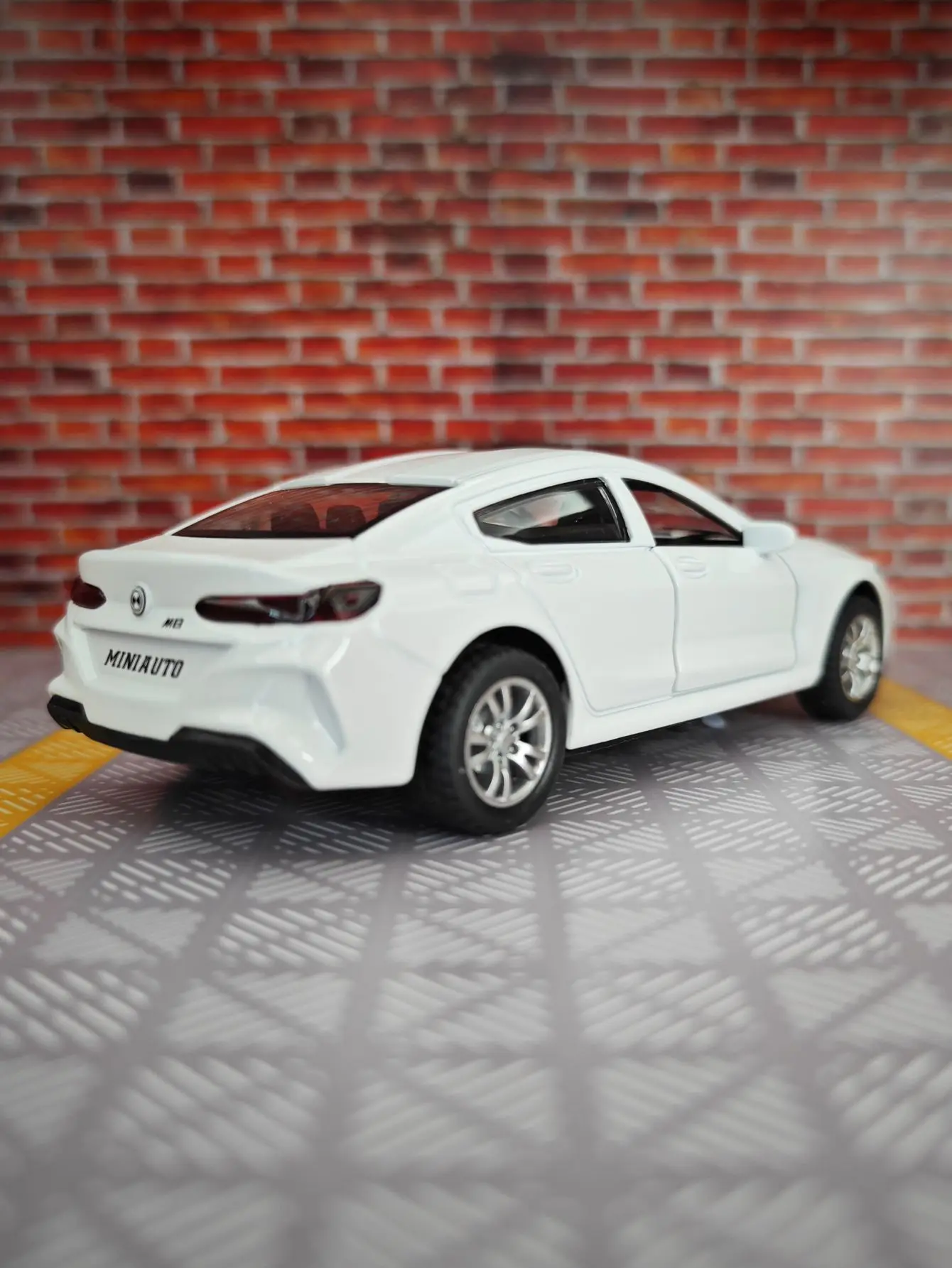 1:32 M8 سبيكة نموذج سيارة الحلي جمع الصوتية البصرية التراجع سيارات لعبة تفاصيل غنية يمكن فتح الأبواب على كلا الجانبين