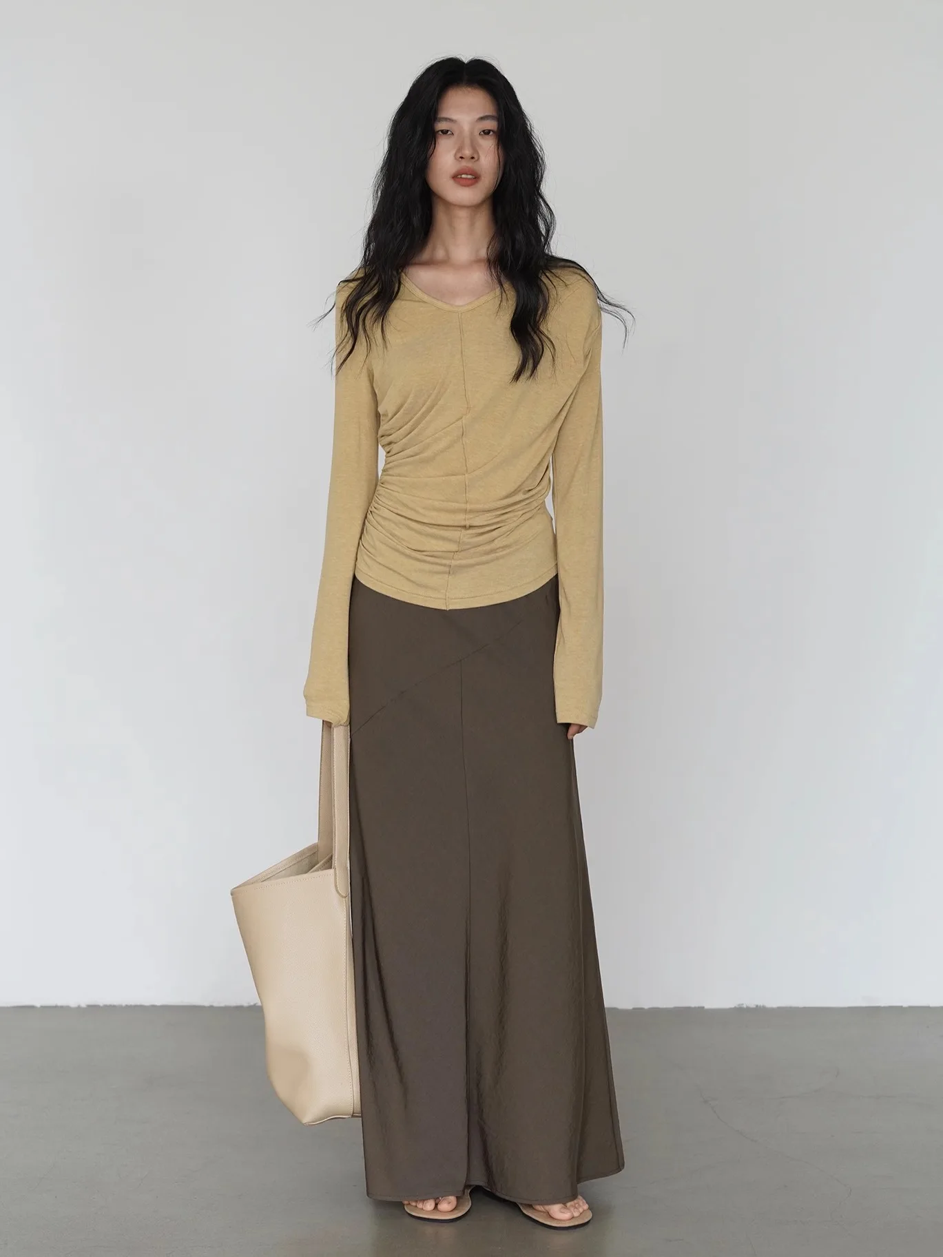 EIGHTHMONTH イエロー ガーゼ Vネック ロングスリーブ レディース トップス 韓国風 スプリングデザイン スリムフィット ピュアデザイア ファッション Tシャツ